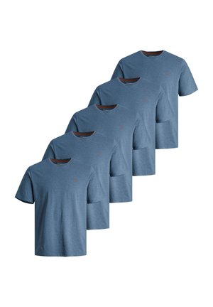 Fünf identische, einfarbige blaue T-Shirts mit kurzen Ärmeln und Rundhalsausschnitt, angeordnet in einer versetzten Formation auf weißem Hintergrund.