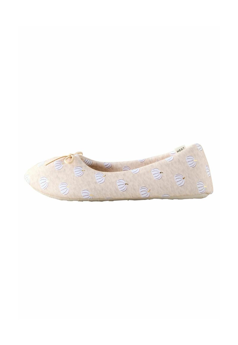 Ballet flats vaaleanbeige kankaasta, joissa on siniset kuvioidut kuoret, pyöreä varvasosa, pieni nauhadetaili, litteä pohja ja logotagi sivussa.