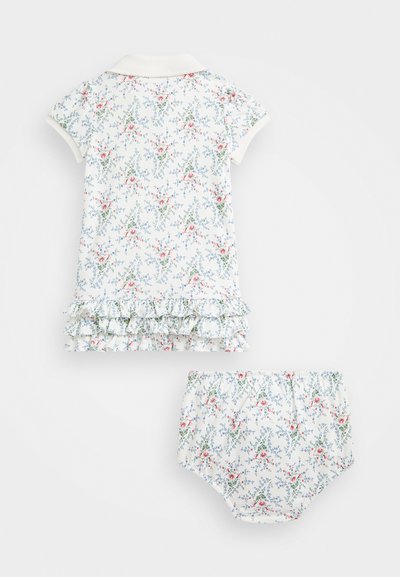 Vestido floral de mangas curtas e culotes combinando em branco, com um acabamento de babados, flores pastel e um detalhe de colarinho. Material de algodão.