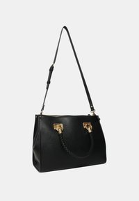 Borsa a mano in pelle nera con finitura texturizzata, hardware dorato, manici intrecciati e tracolla regolabile. Chiusura con zip superiore.