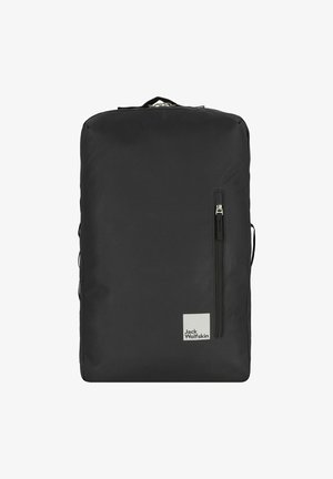Sac à dos noir de forme rectangulaire, fabriqué en tissu durable. Comprend une poche zippée à l'avant et un patch logo dans le coin inférieur.