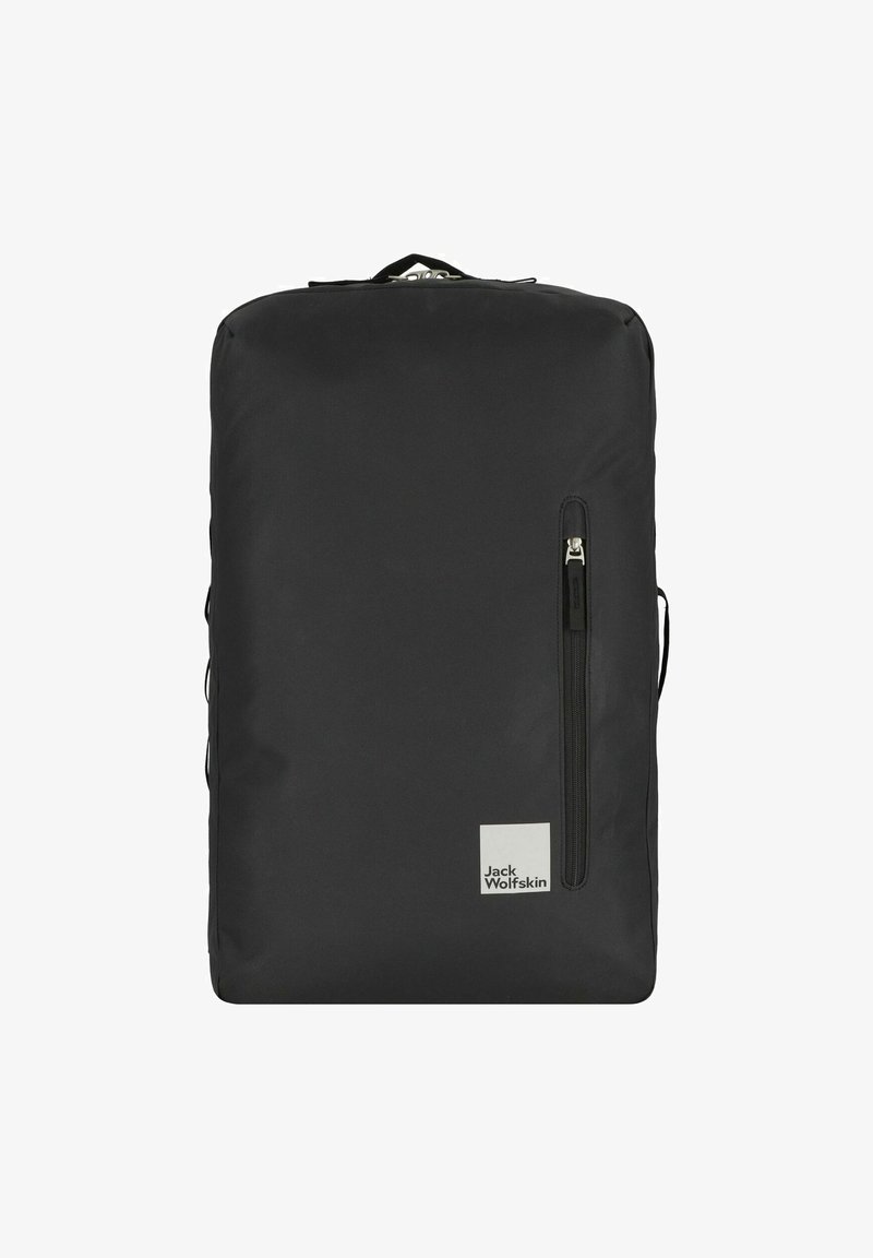 Sac à dos noir de forme rectangulaire, fabriqué en tissu durable. Comprend une poche zippée à l'avant et un patch logo dans le coin inférieur.
