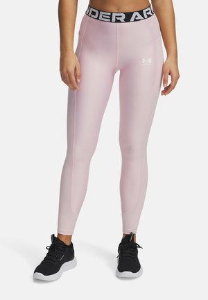 Roze sportleggings met een zwarte tailleband met witte logo. Glad textuur met stikseldetails en een aansluitend ontwerp.