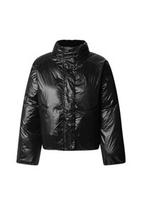 Melna īsā pūkaina jaka ar augstu apkakli, spīdīgu tekstūru, šūtu dizainu un plašām piedurknēm. Aprīkota ar priekšpuses rāvējslēdzēju un diskrētām sānu kabatām.