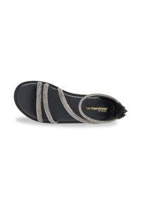 Sandal nero con tre accenti di cinturino scintillante e punta arrotondata. Superficie superiore liscia con un leggero luccichio e design della suola piatta.
