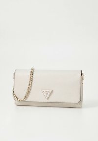 Liten beige teksturert skinnclutch med gullkjede og trekantet Guess-logo på frontklaffen.