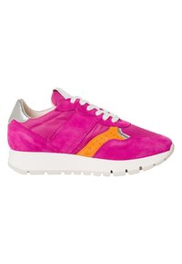Rosa mockaskosneaker med orangea och silvriga detaljer, en texturerad ovandel, vita snören och en kraftig vit sula.