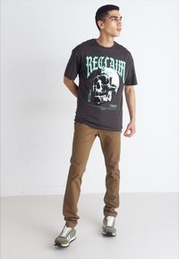 DOCKERS ALPHA SKINNY - Chino - brown