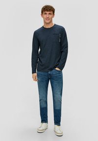 s.Oliver MIT AUFGESETZTER BRUSTTASCHE - Langarmshirt - navy