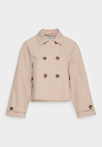 Beige rövidített trench kabát, dupla gombolású dizájnnal, nagy barna gombokkal és klasszikus gallérral. Hosszú ujjak és oldalsó varratok találhatók rajta.