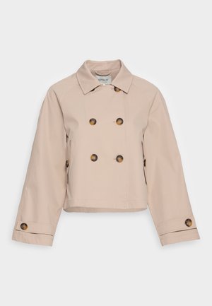 Casaco tranchado cropped em bege com um design de duplo botão, grandes botões castanhos e um colarinho clássico. Apresenta mangas longas e costuras laterais.
