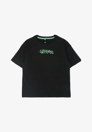 Sort bomuld t-shirt med korte ærmer, der har grøn "Wipeout" tekstgrafik på forsiden og en kontrasterende grøn halslinning.