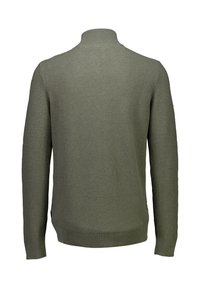 Långärmad olivgrön stickad tröja med hög krage, texturerad tyg och ribbad mudd och nederkant, visad bakifrån.
