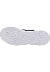 Svart atletisk sko sula med texturerad vit gummi, med intrikata mönster och spår för grepp. Varumärkeslogotyp närvarande.