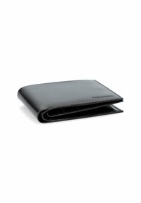 Czarny skórzany portfel o gładkiej strukturze, składanej konstrukcji, subtelnym przeszyciu i małym logo na zewnątrz.