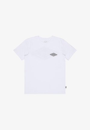 Biała koszulka z krótkim rękawem z małym czarno-szarym logo w kształcie diamentu na lewej piersi.