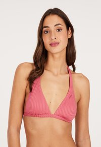 Top bikini a halter rosa a costine con scollatura a V profonda e lacci regolabili, caratterizzato da un piccolo logo laterale. Texture liscia.