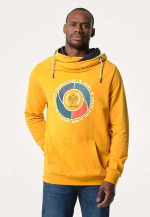Sweatshirt à capuche jaune avec poche kangourou, arborant un logo graphique circulaire en vert, bleu et rouge. Cordons avec embouts noirs.