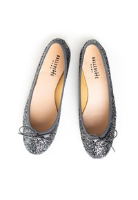 Ballerines grises avec une finition pailletée scintillante, rembourrage intérieur doux, et un petit nœud à l'avant. Logo intérieur visible.