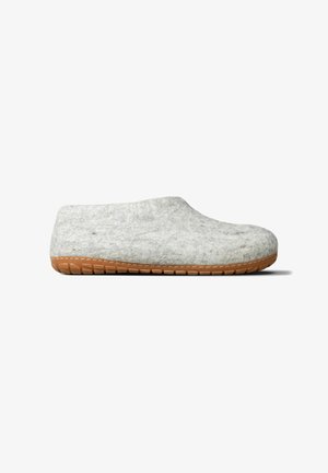 Lichtgrijze vilt instapschoen met een gestructureerde bruine rubberen zool, ontworpen voor casual gebruik binnen en buiten.