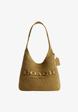 Béžová pletená taška cez rameno Coach New York s jedným remienkom a koženou štítkom pripojeným na boku.