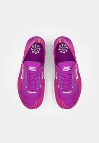 Fioletowe siateczkowe sneakersy z teksturowanym wzorem, białymi akcentami i pomarańczowymi detalami. Oferują wyraźne logo na języku i wkładkach.