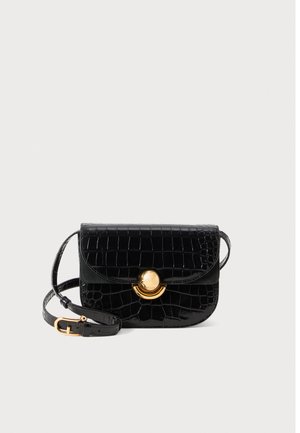 Bolsa crossbody preta em pele sintética com textura de crocodilo, com ferragens douradas, detalhe de fecho redondo e alça ajustável. Forma retangular compacta.