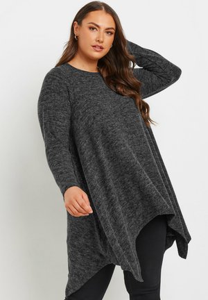 Túnica de manga larga gris oscuro con un ajuste holgado, dobladillo asimétrico y tejido suave y texturizado; presenta un cuello redondo y mangas ligeramente sueltas.