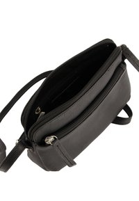 Schwarze Ledertasche über der Schulter mit einem Hauptfach mit Reißverschluss, einer Fronttasche und strukturierten Seiten. Verstellbarer Tragegurt inklusive.