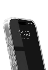 Gennemsigtig smartphone-cover, der viser en sort skærm med klokken 14:10. Bemærkelsesværdige funktioner inkluderer afrundede kanter og taktile knapdetaljer.