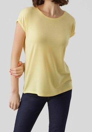 Geel T-shirt met korte mouwen van zachte stof, voorzien van een ronde hals en een losse pasvorm, gecombineerd met donkere denim jeans.