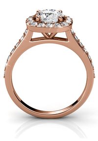 Roze gouden verlovingsring met een ronde centrale diamant omringd door kleinere diamanten, met een gladde band en ingewikkelde details.