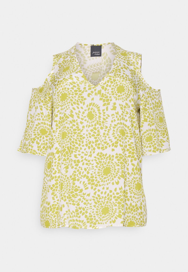 Blouse verte à motifs floraux avec un décolleté en V, des manches courtes à épaules dénudées et une coupe fluide, fabriquée en tissu léger sur un fond blanc.