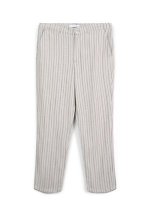 Pantaloni a righe grigio chiaro con fascia elastica in vita, due tasche laterali e una forma a gamba affusolata. Il tessuto ha una consistenza liscia.