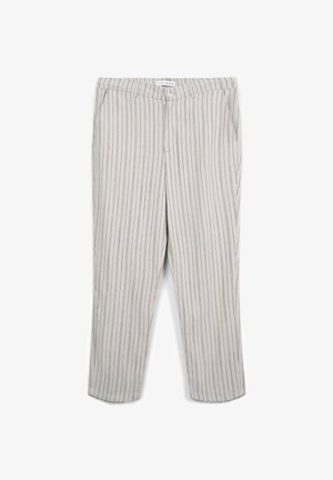 Pantaloni a righe grigio chiaro con fascia elastica in vita, due tasche laterali e una forma a gamba affusolata. Il tessuto ha una consistenza liscia.