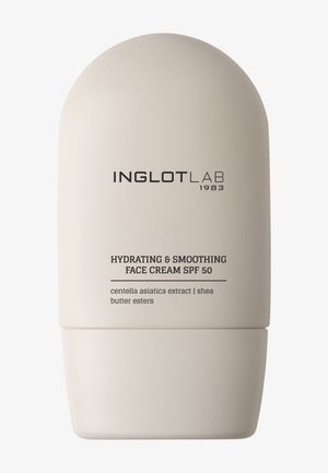 Crème visage hydratante et lissante beige InglotLab 1983 avec SPF 50, contenant un extrait de centella asiatica et des esters de beurre de karité.