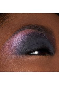 Close-up van een oog met donkere houtskoolkleur en glanzende paarse oogschaduw met een gladde textuur en vervaagde randen.