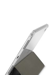 Durchsichtige Tablethülle auf einem Tablet, mit sichtbaren Lautsprecheröffnungen und Ladeanschluss, unterstützt von einem gefalteten dunkelgrauen Smartcover-Ständer.