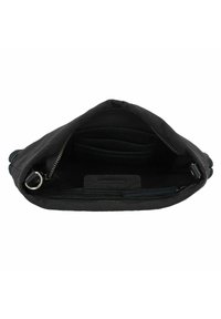 Svart tygclutch med dragkedja, inre fickor, strukturerad foder och detaljer i silverfärgad metall.