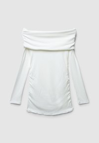 Weißes schulterfreies Oberteil aus geripptem Stoff. Es verfügt über lange Ärmel, eine geraffte Textur und eine glatte Oberfläche.