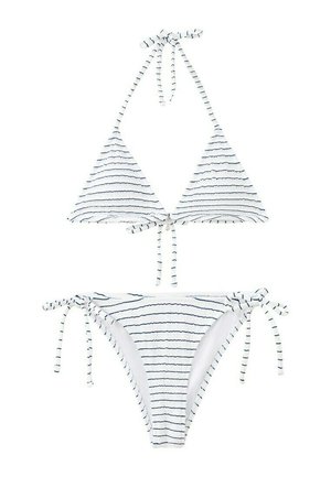 Bikini blanco con finas rayas horizontales negras, top de triángulo con tirantes que se atan en el cuello y la espalda, y braguitas a juego con lazo lateral.