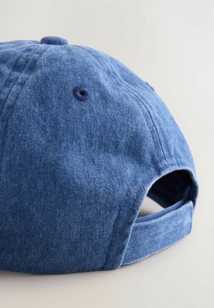 Blaues Denim-Baseballcap mit gebogenem Schirm, verstellbarem Riemen auf der Rückseite und strukturiertem Stoff. Verfügt über einen genähten oberen Knopf und Belüftungsöffnungen.