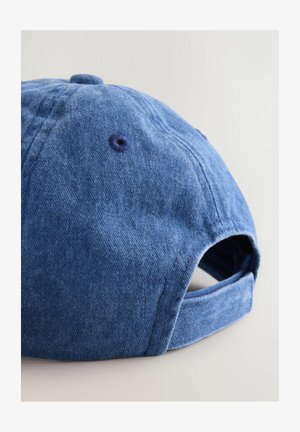 Niebieska czapka baseballowa z denimu z zakrzywionym daszkiem, regulowanym paskiem z tyłu i teksturowanym materiałem. Posiada wszyty guzik na szczycie oraz otwory wentylacyjne.