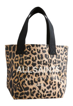 Bolso tote con estampado de leopardo, asas negras y logo blanco "ALLSAINTS" con caracteres japoneses y "LONDON" debajo.