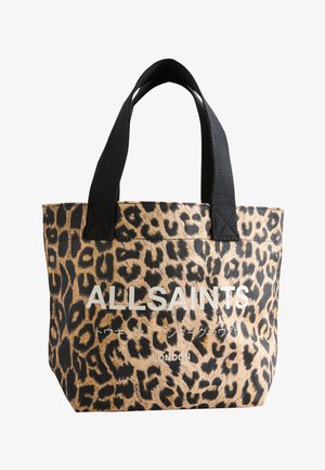 Sac fourre-tout imprimé léopard, anses noires et logo blanc "ALLSAINTS" avec des caractères japonais et le mot "LONDON" en dessous.