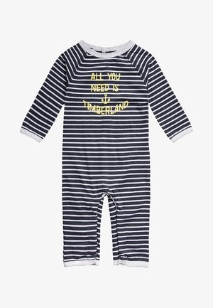 Mono de manga larga a rayas azul marino y blanco, con texto amarillo "TODO LO QUE NECESITAS ES TIMBERLAND" y un diseño de ancla. Tela de algodón suave.