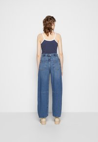 BDG Urban Outfitters LOGAN BARELL LEG CARPENTER  - Calças de ganga de corte relaxado - dark vintage