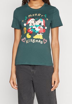 Grünes T-Shirt mit Mickey und Minnie Mouse in Weihnachtsmützen, die sich umarmen, umgeben von Stechpalme und Zuckerstangenherzen, Text „Frohes Küsschenfest.“