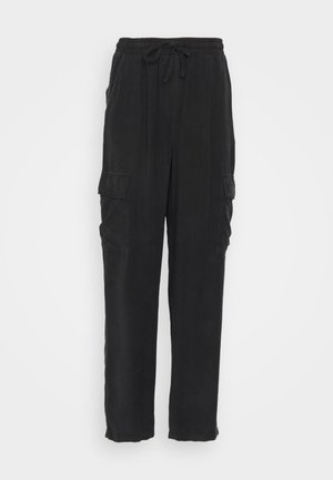 Pantalons cargo noirs avec une taille élastique et un cordon de serrage. Comprend des poches avant et une coupe ample. Tissu doux avec une texture lisse.