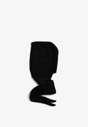 Sort strikket hue med en struktureret overflade, der har lange snore i bunden til sikker fastgørelse. Enkel, funktionel design.